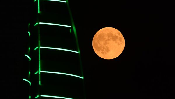 Луна во время затмения на фоне здания высотного комплекса Грозный сити в Грозном - Sputnik Грузия