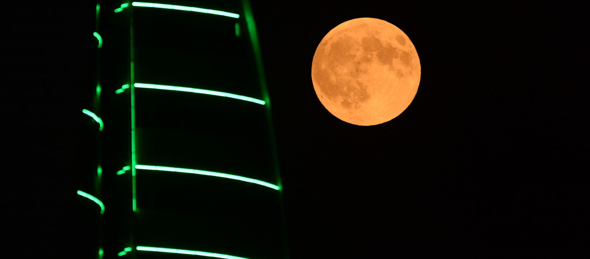 Луна во время затмения на фоне здания высотного комплекса Грозный сити в Грозном - Sputnik Грузия, 1920, 25.02.2021