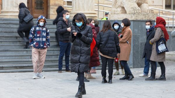 Люди в масках на улице - эпидемия коронавируса - Sputnik Грузия
