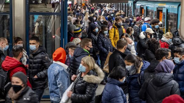 Пандемия коронавируса COVID 19 - пассажиры в метро, Франкфурт Германия - Sputnik Грузия