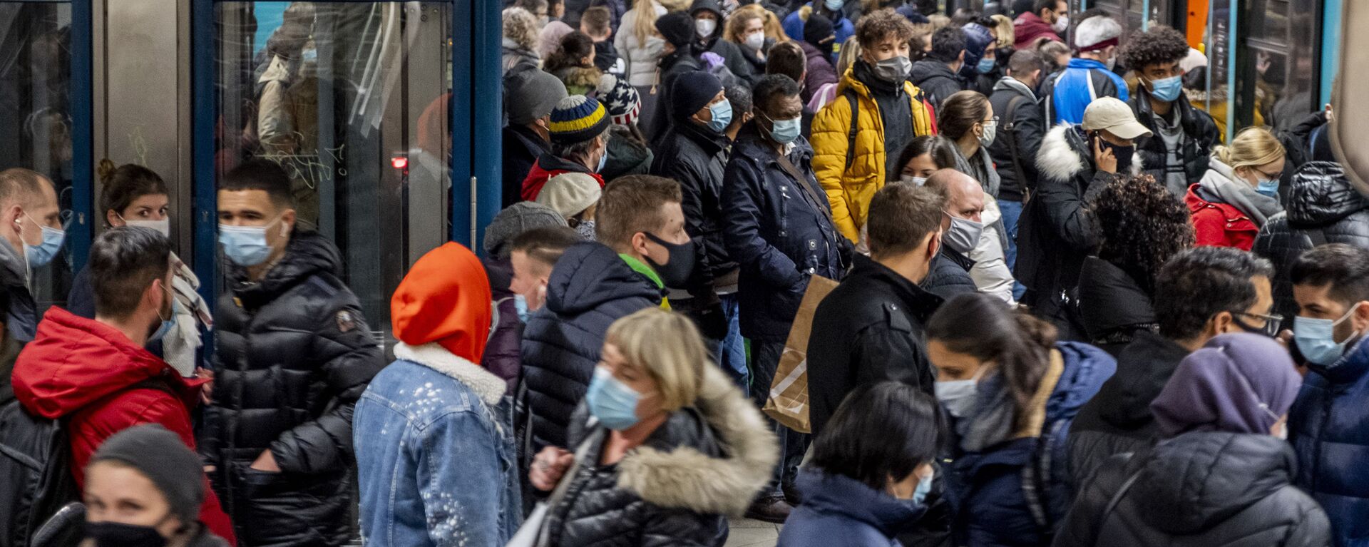 Пандемия коронавируса COVID 19 - пассажиры в метро, Франкфурт Германия - Sputnik Грузия, 1920, 27.11.2021