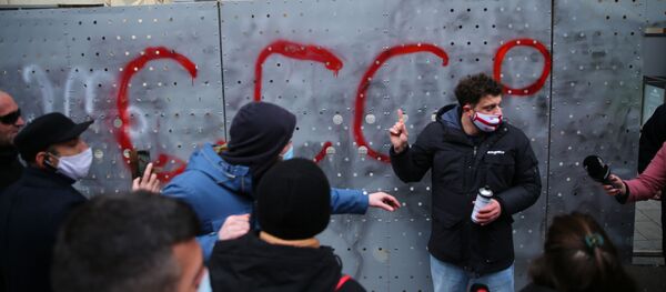 Акция у парламента. Оппозиция в знак протеста запустила красные шары в небо у госведомств 3 декабря 2020 года - Sputnik Грузия
