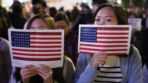 Китайские девушки держат флаги США - Sputnik Грузия