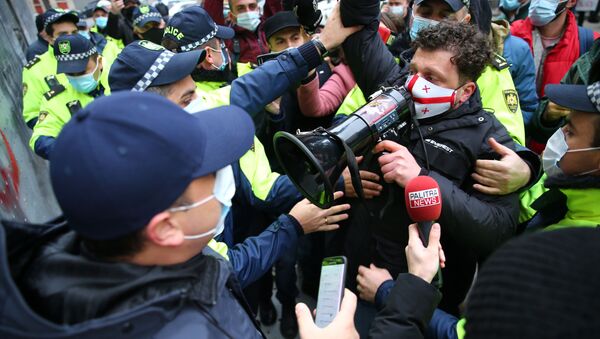Акция оппозиции в масках у здания парламента Грузии. Стычка с полицией - Sputnik Грузия