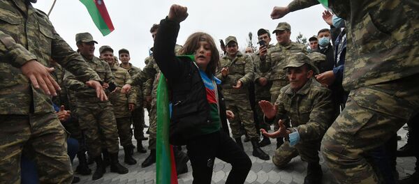 Азербайджанские солдаты и местные жители празднуют освобождение населенных пунктов - Sputnik Грузия