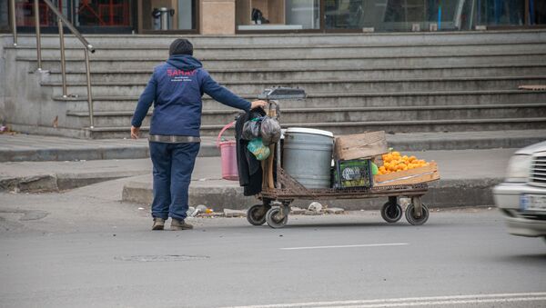 Кутаиси - эпидемия коронавируса. Носильщик с тележкой с фруктами везет товар в продуктовый магазин - Sputnik Грузия