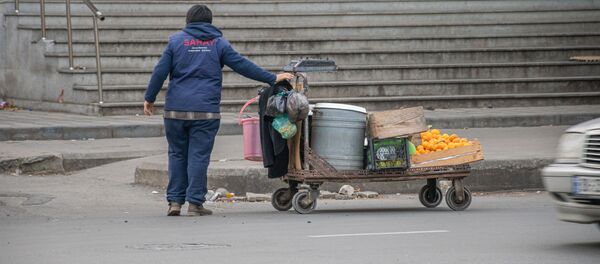 Кутаиси - эпидемия коронавируса. Носильщик с тележкой с фруктами везет товар в продуктовый магазин - Sputnik Грузия