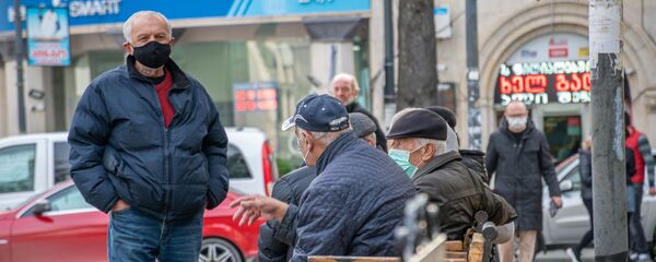 Кутаиси - эпидемия коронавируса. Прохожие в масках  - Sputnik Грузия