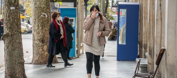 Кутаиси - эпидемия коронавируса. Прохожие в масках. Неправильное ношение - Sputnik Грузия