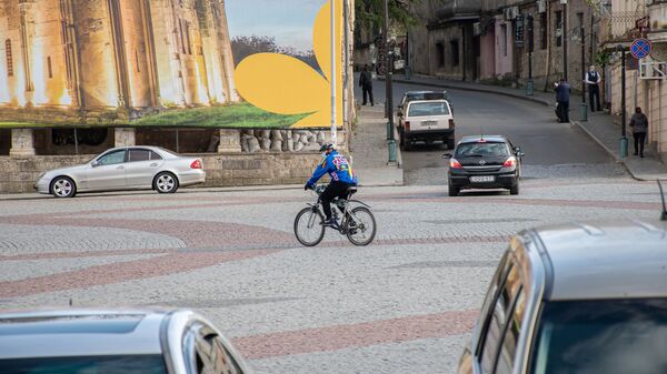Кутаиси - эпидемия коронавируса. Велосипедист едет по пустынной улице - Sputnik Грузия