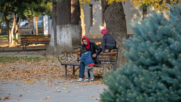 Мама с детьми в парке на прогулке - Sputnik Грузия