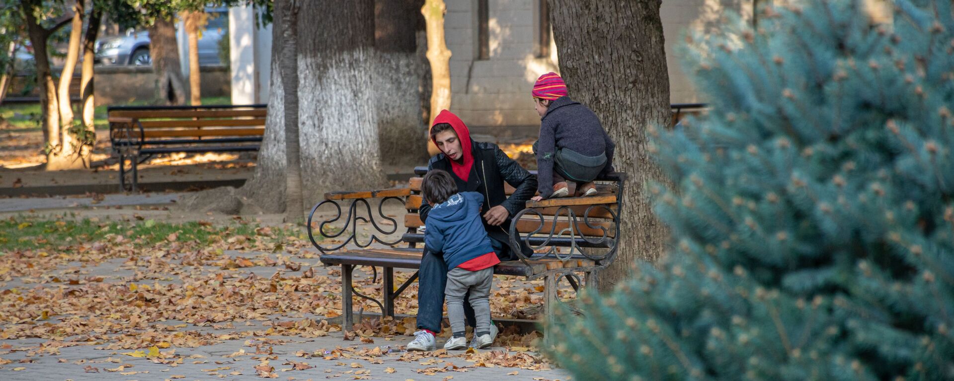 Кутаиси - эпидемия коронавируса. Социальная дистанция. Мама с детьми в парке на прогулке - Sputnik Грузия, 1920, 04.03.2021