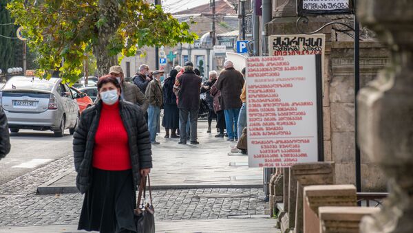Кутаиси - эпидемия коронавируса. Прохожие на улицах в масках - Sputnik Грузия
