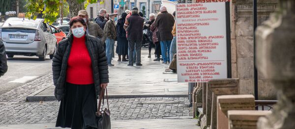 Кутаиси - эпидемия коронавируса. Прохожие на улицах в масках - Sputnik Грузия
