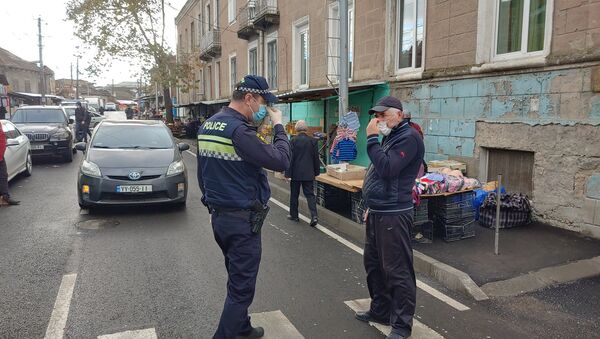 Эпидемия коронавируса - полицейские проверяют ношение масок прохожими на улице - Sputnik Грузия