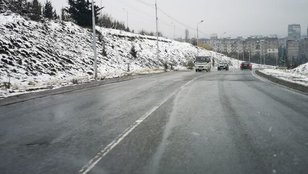 Снег в Тбилиси в декабре - дорога на Кукия на Махат горе - Sputnik Грузия