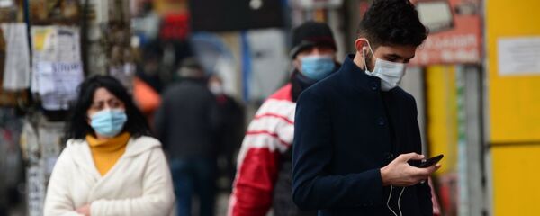 Эпидемия коронавируса - молодой человек в маске пишет сообщение в соцсетях - Sputnik Грузия