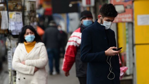 Эпидемия коронавируса - молодой человек в маске пишет сообщение в соцсетях - Sputnik Грузия