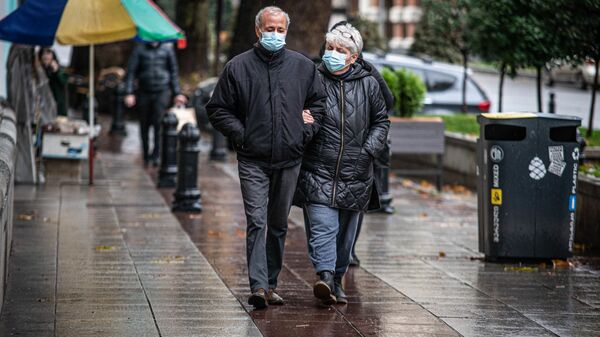 Эпидемия коронавируса - прохожие в масках на улицах грузинской столицы в дождь - Sputnik Грузия
