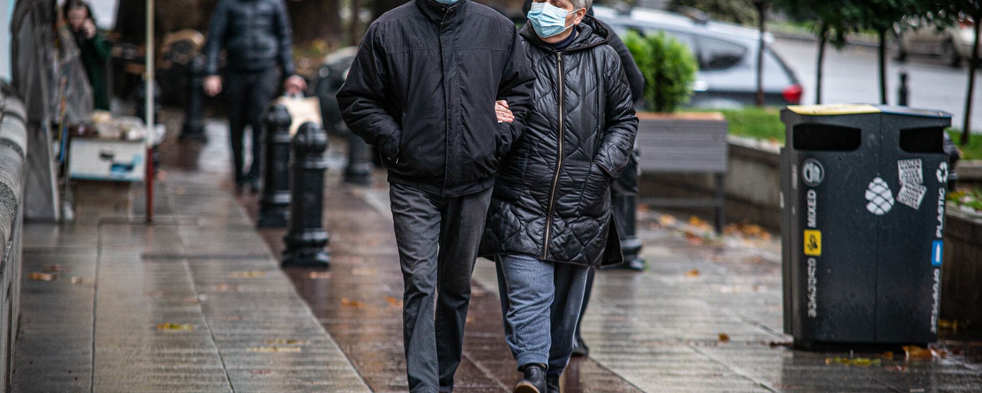 Эпидемия коронавируса - прохожие в масках на улицах грузинской столицы в дождь - Sputnik Грузия, 1920, 18.04.2021