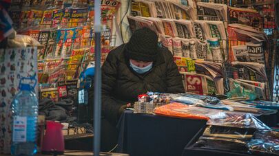 Эпидемия коронавируса - прохожие в масках на улицах грузинской столицы в дождь