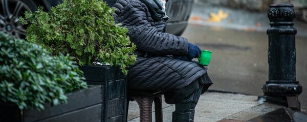 Эпидемия коронавируса - прохожие в масках на улицах грузинской столицы в дождь - Sputnik Грузия