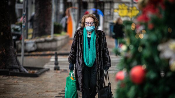 Эпидемия коронавируса - прохожие в масках на улицах грузинской столицы - Sputnik Грузия