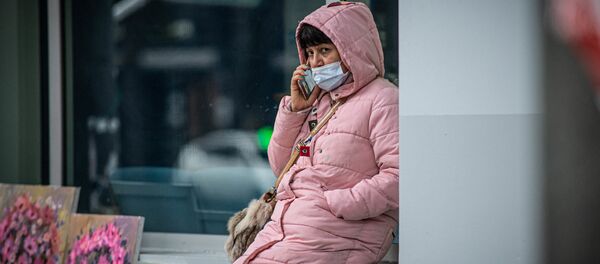 Эпидемия коронавируса - прохожие в масках на улицах грузинской столицы в дождь - Sputnik Грузия