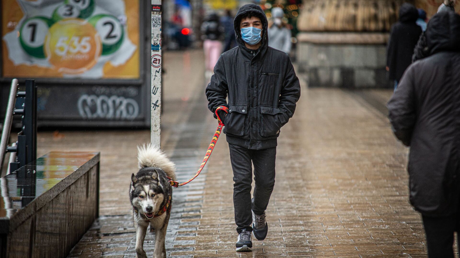 Эпидемия коронавируса - прохожие в масках на улицах грузинской столицы в дождь - Sputnik Грузия, 1920, 16.12.2021