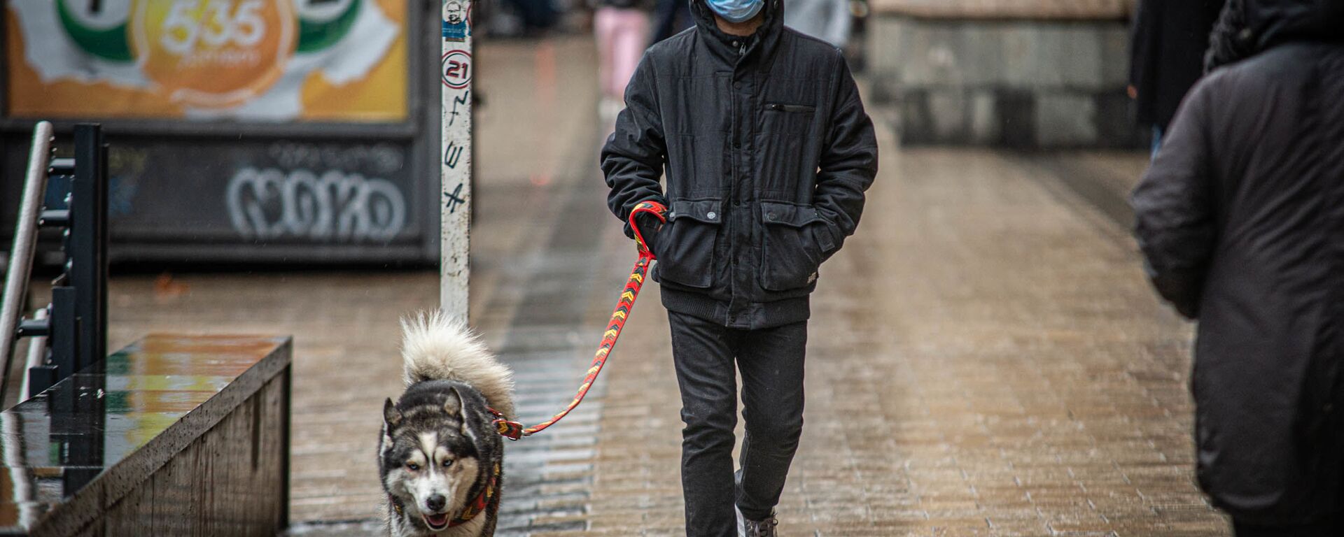 Эпидемия коронавируса - прохожие в масках на улицах грузинской столицы в дождь - Sputnik Грузия, 1920, 25.04.2021
