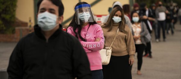 Пандемия коронавируса COVID 19 - жители Лос-Анжелеса в масках в очереди на тестирование - Sputnik Грузия