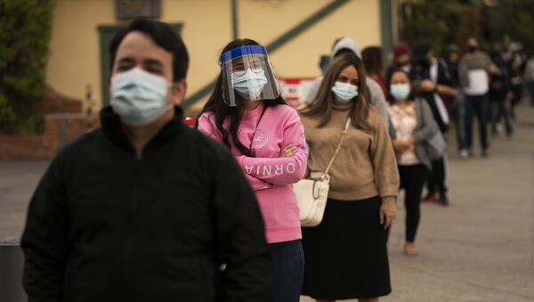 Пандемия коронавируса COVID 19 - жители Лос-Анжелеса в масках в очереди на тестирование - Sputnik Грузия
