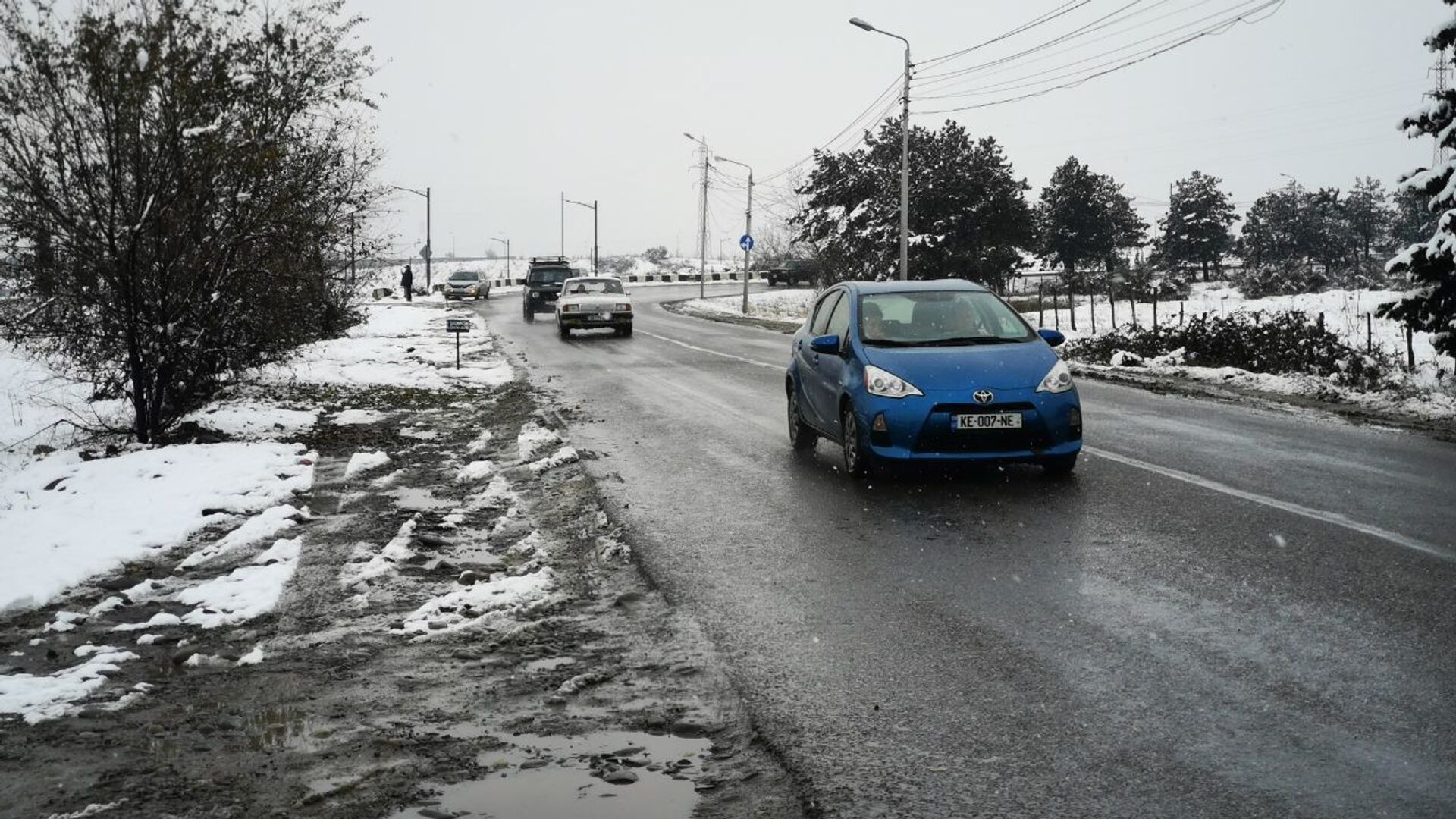 Зима в Грузии - снегопад на Махат горе, машины едут по мокрой дороге - Sputnik Грузия, 1920, 02.04.2022