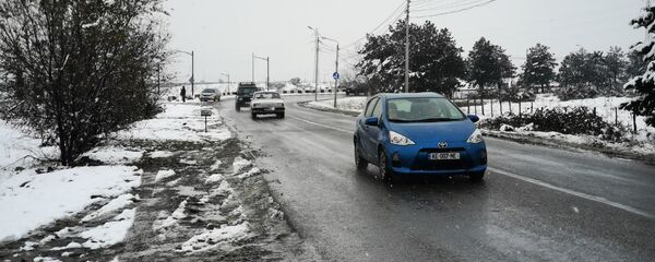 Зима в Грузии - снегопад на Махат горе, машины едут по мокрой дороге - Sputnik Грузия