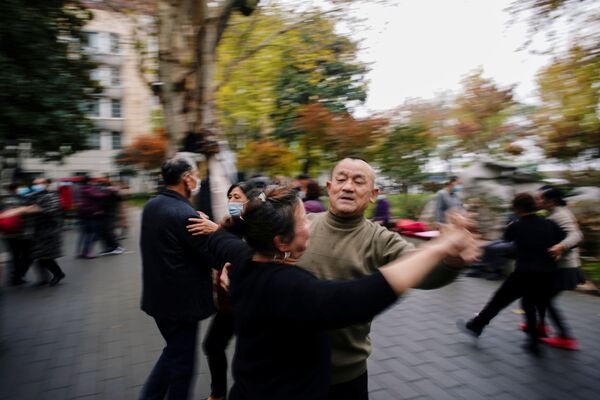 Прохожие танцуют вальс на улице в Ухане  - Sputnik Грузия
