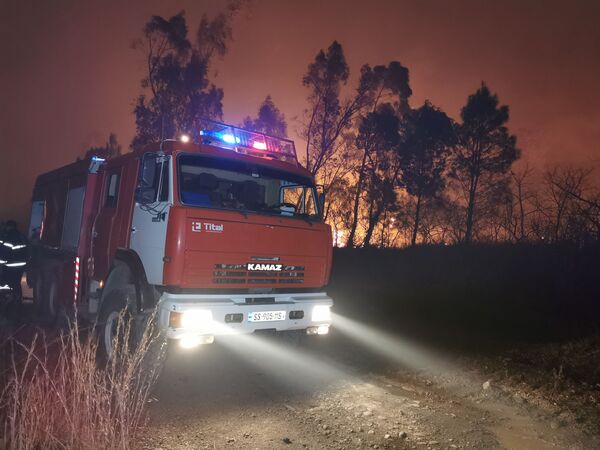 Всего в ликвидации пожара этой ночью были задействованы девять пожарных расчетов со специальной техникой - Sputnik Грузия