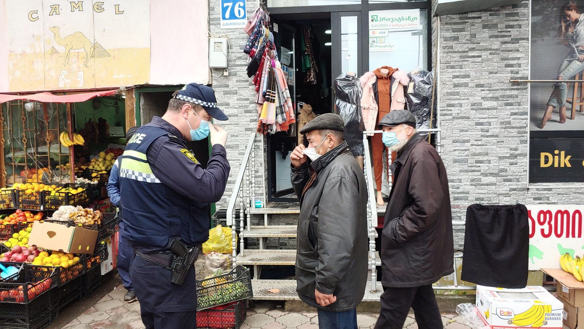 Эпидемия коронавируса - полиция проверяет ношение масок жителями столицы - Sputnik Грузия, 1920, 01.04.2021