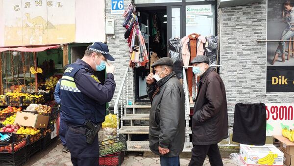 Эпидемия коронавируса - полиция проверяет ношение масок жителями столицы - Sputnik Грузия