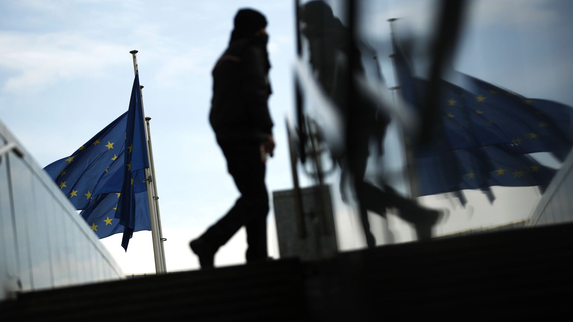 Флаги ЕС в Брюсселе у штаб-квартиры Евросоюза - Sputnik Грузия, 1920, 15.12.2021