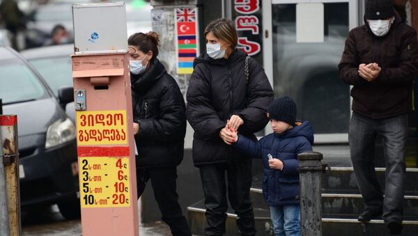 Эпидемия коронавируса - жители столицы на улице в масках - Sputnik Грузия