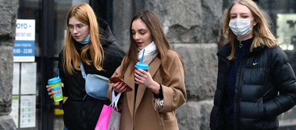 Девушки во время прогулки на одной из улиц Киева Девушки во время прогулки на одной из улиц Киева - Sputnik Грузия