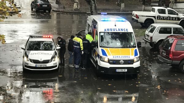 Скорая помощь и машина патрульной полиции на месте происшествия в городе Рустави - Sputnik Грузия