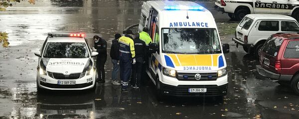 Скорая помощь и машина патрульной полиции на месте происшествия в городе Рустави - Sputnik Грузия