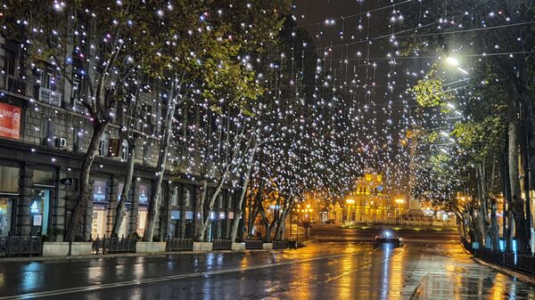 Установка новогоднего освещения в центре грузинской столицы. Проспект Руставели - Sputnik Грузия