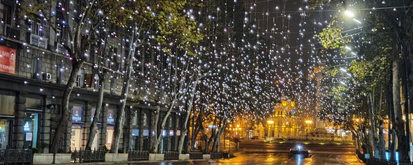 Установка новогоднего освещения в центре грузинской столицы. Проспект Руставели Установка новогоднего освещения в центре грузинской столицы. Проспект Руставели - Sputnik Грузия