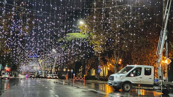 Работы по установке новогоднего освещения ведутся ночью, чтобы не мешать движению транспорта - Sputnik Грузия