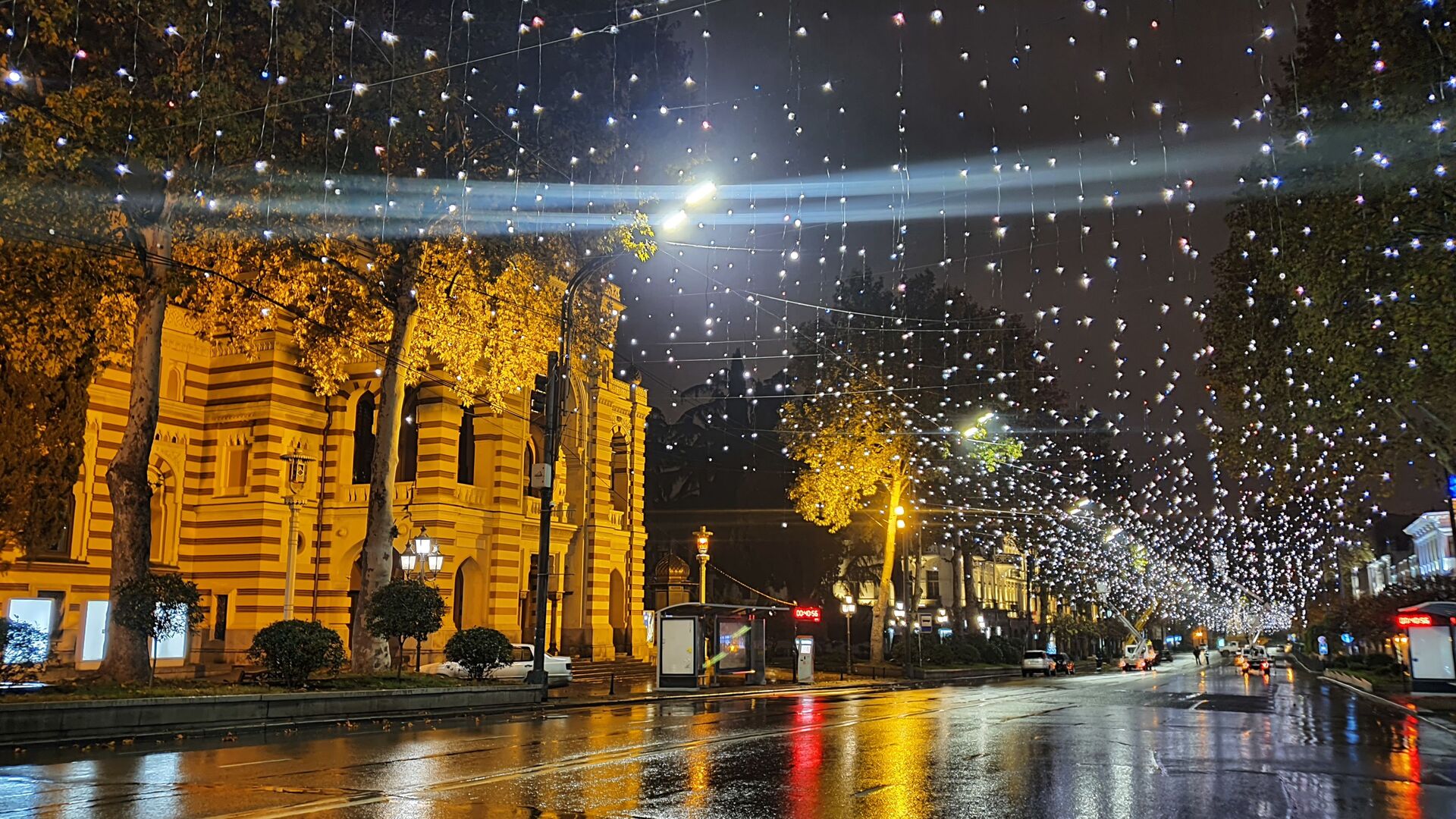 Установка новогоднего освещения в центре грузинской столицы. Проспект Руставели - Sputnik Грузия, 1920, 19.11.2025