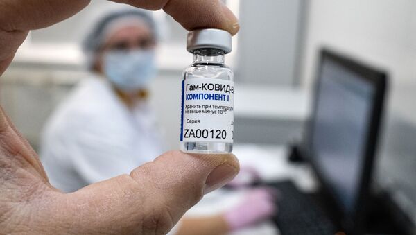 Медработник демонстрирует компонент 1 вакцины от коронавируса Спутник V - Sputnik Грузия