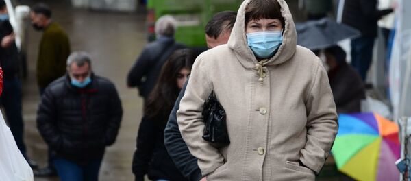 Эпидемия коронавируса - прохожие на улице в масках у магазина Эпидемия коронавируса - прохожие на улице в масках у магазина - Sputnik Грузия