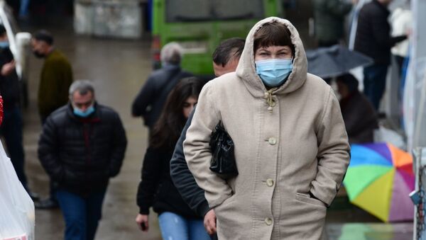 Эпидемия коронавируса - прохожие на улице в масках у магазина - Sputnik Грузия